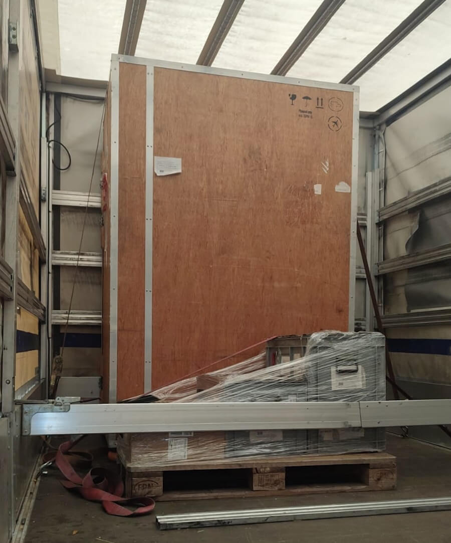 BLUE FREIGHT (Germany) delivers a brain surgery microscope in exchange between hospitals